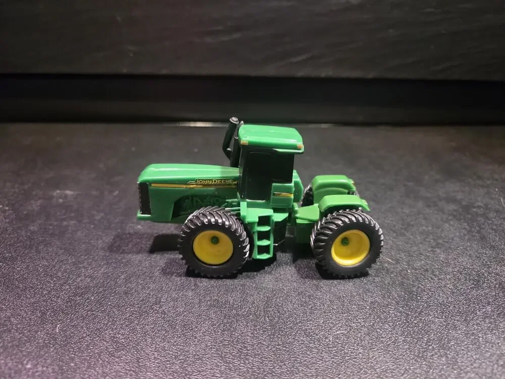 1/64 ERTL JOHN DEERE 119 8 SR00 Metal Bottom And Hitch, Plastic Upper Shell